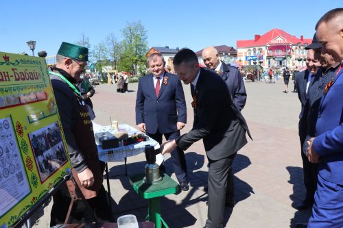 «Паровоз Победы» и лица героев: как в Нурлате отметили 9 Мая на центральной площади
