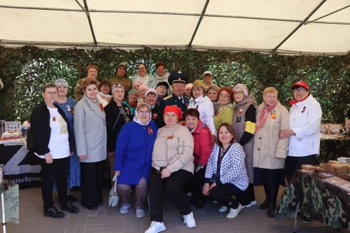 «Паровоз Победы» и лица героев: как в Нурлате отметили 9 Мая на центральной площади