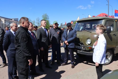 «Паровоз Победы» и лица героев: как в Нурлате отметили 9 Мая на центральной площади