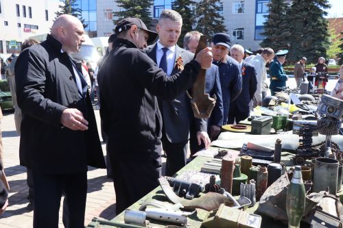 «Паровоз Победы» и лица героев: как в Нурлате отметили 9 Мая на центральной площади