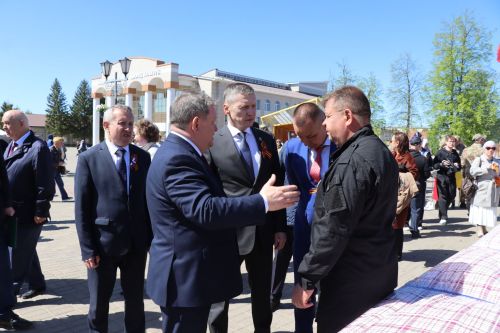 «Паровоз Победы» и лица героев: как в Нурлате отметили 9 Мая на центральной площади