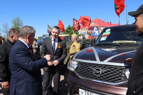 «Паровоз Победы» и лица героев: как в Нурлате отметили 9 Мая на центральной площади