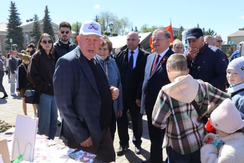 «Паровоз Победы» и лица героев: как в Нурлате отметили 9 Мая на центральной площади