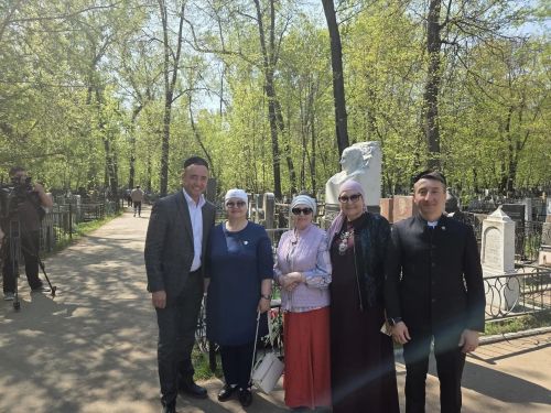 Нурлатцы возложили цветы к могиле Габдуллы Кариева в день его 140-летия