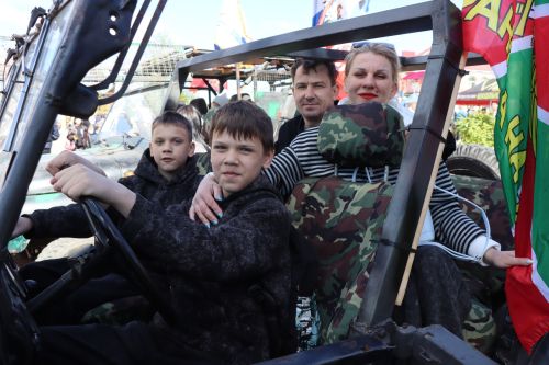 «Паровоз Победы» и лица героев: как в Нурлате отметили 9 Мая на центральной площади