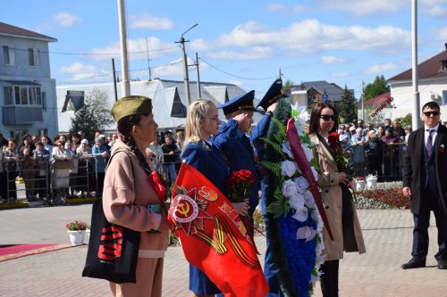 В День Победы нурлатцы возложили цветы к памятнику воину-освободителю