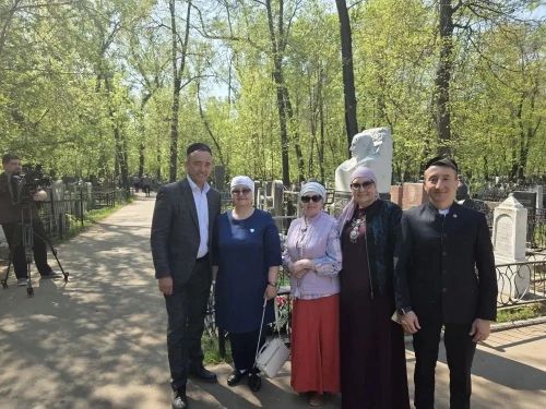 Нурлатцы возложили цветы к могиле Габдуллы Кариева в день его 140-летия