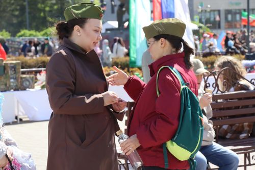 «Паровоз Победы» и лица героев: как в Нурлате отметили 9 Мая на центральной площади
