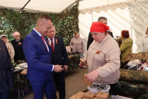 «Паровоз Победы» и лица героев: как в Нурлате отметили 9 Мая на центральной площади
