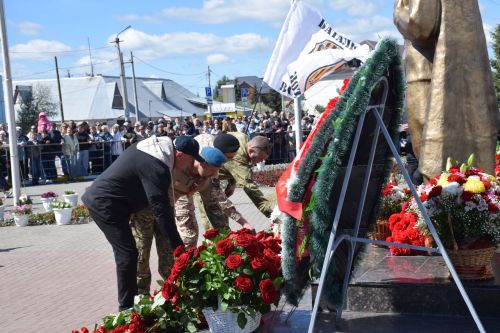В День Победы нурлатцы возложили цветы к памятнику воину-освободителю