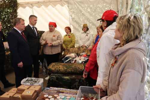 «Паровоз Победы» и лица героев: как в Нурлате отметили 9 Мая на центральной площади