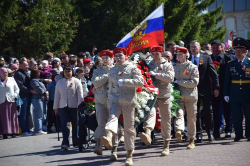В День Победы нурлатцы возложили цветы к памятнику воину-освободителю