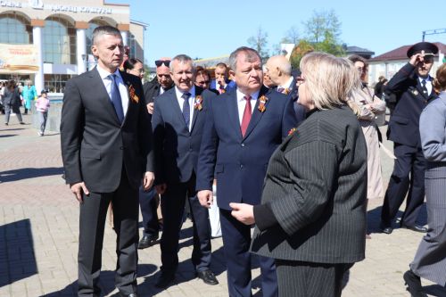 «Паровоз Победы» и лица героев: как в Нурлате отметили 9 Мая на центральной площади