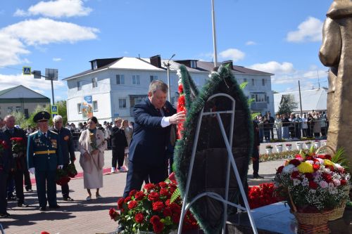 В День Победы нурлатцы возложили цветы к памятнику воину-освободителю