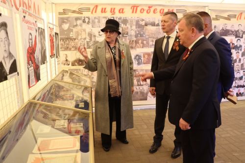 «Паровоз Победы» и лица героев: как в Нурлате отметили 9 Мая на центральной площади