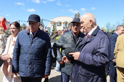 «Паровоз Победы» и лица героев: как в Нурлате отметили 9 Мая на центральной площади