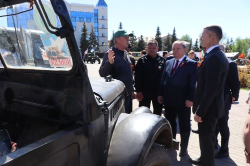 «Паровоз Победы» и лица героев: как в Нурлате отметили 9 Мая на центральной площади