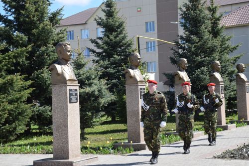 В День Победы нурлатцы возложили цветы к памятнику воину-освободителю
