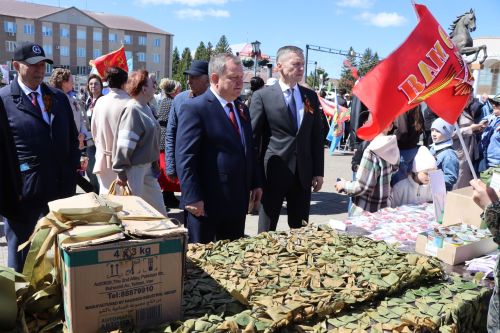 «Паровоз Победы» и лица героев: как в Нурлате отметили 9 Мая на центральной площади