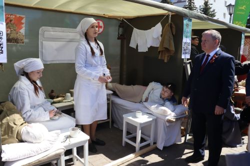 «Паровоз Победы» и лица героев: как в Нурлате отметили 9 Мая на центральной площади