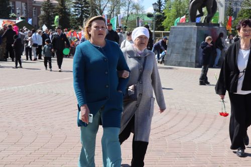 «Паровоз Победы» и лица героев: как в Нурлате отметили 9 Мая на центральной площади