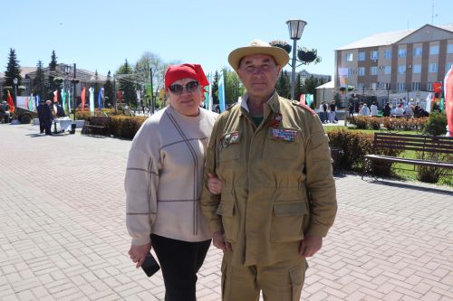 «Паровоз Победы» и лица героев: как в Нурлате отметили 9 Мая на центральной площади