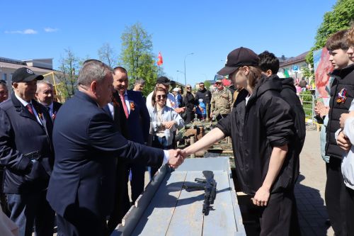 «Паровоз Победы» и лица героев: как в Нурлате отметили 9 Мая на центральной площади