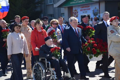 В День Победы нурлатцы возложили цветы к памятнику воину-освободителю