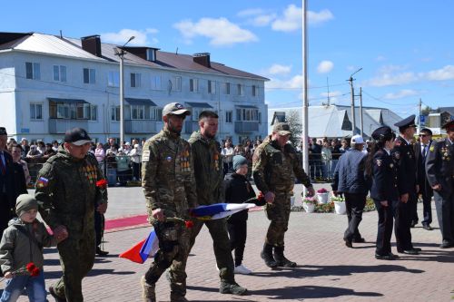 В День Победы нурлатцы возложили цветы к памятнику воину-освободителю