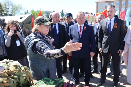 «Паровоз Победы» и лица героев: как в Нурлате отметили 9 Мая на центральной площади