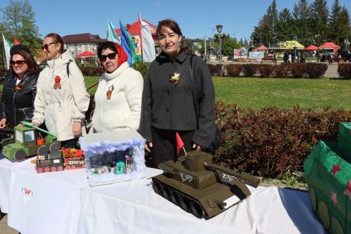 «Паровоз Победы» и лица героев: как в Нурлате отметили 9 Мая на центральной площади