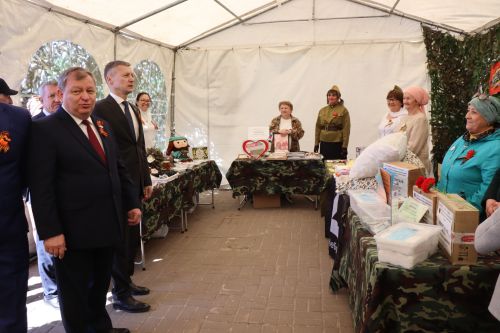 «Паровоз Победы» и лица героев: как в Нурлате отметили 9 Мая на центральной площади