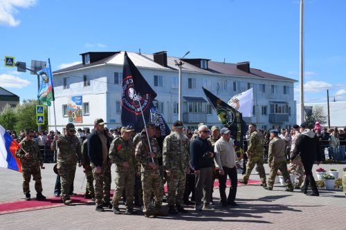 В День Победы нурлатцы возложили цветы к памятнику воину-освободителю