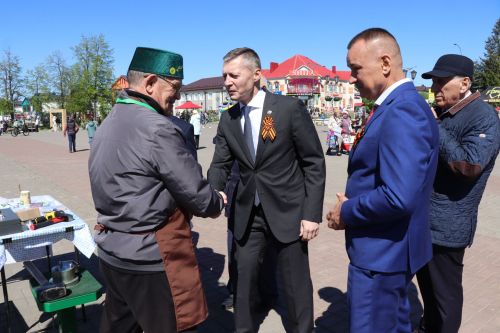 «Паровоз Победы» и лица героев: как в Нурлате отметили 9 Мая на центральной площади
