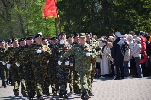 В Нурлате прошел Парад Победы: подвигу героев и память, и слава