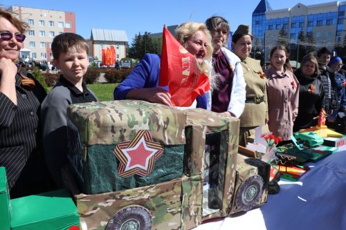 «Паровоз Победы» и лица героев: как в Нурлате отметили 9 Мая на центральной площади