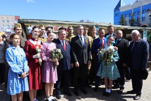 «Паровоз Победы» и лица героев: как в Нурлате отметили 9 Мая на центральной площади