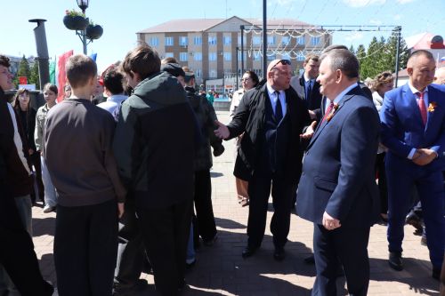 «Паровоз Победы» и лица героев: как в Нурлате отметили 9 Мая на центральной площади