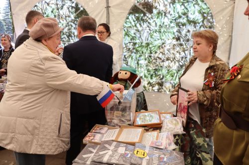 «Паровоз Победы» и лица героев: как в Нурлате отметили 9 Мая на центральной площади