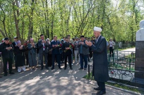 Нурлатцы возложили цветы к могиле Габдуллы Кариева в день его 140-летия