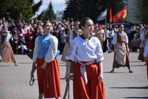 В Нурлате прошел Парад Победы: подвигу героев и память, и слава