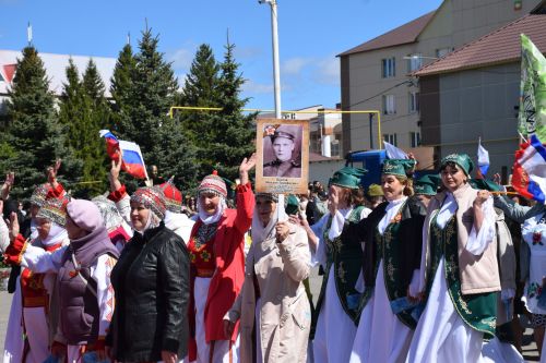 В Нурлате прошел Парад Победы: подвигу героев и память, и слава