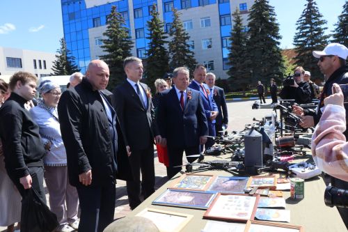 «Паровоз Победы» и лица героев: как в Нурлате отметили 9 Мая на центральной площади