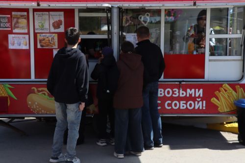 «Паровоз Победы» и лица героев: как в Нурлате отметили 9 Мая на центральной площади