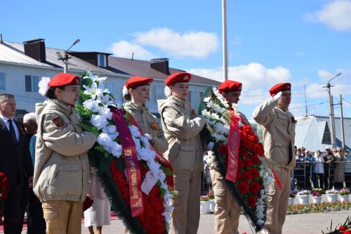 В День Победы нурлатцы возложили цветы к памятнику воину-освободителю
