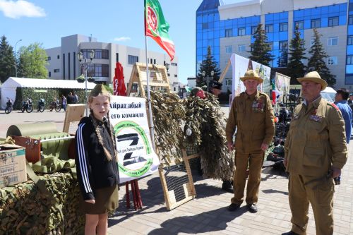«Паровоз Победы» и лица героев: как в Нурлате отметили 9 Мая на центральной площади