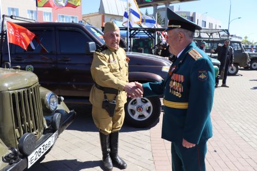 «Паровоз Победы» и лица героев: как в Нурлате отметили 9 Мая на центральной площади