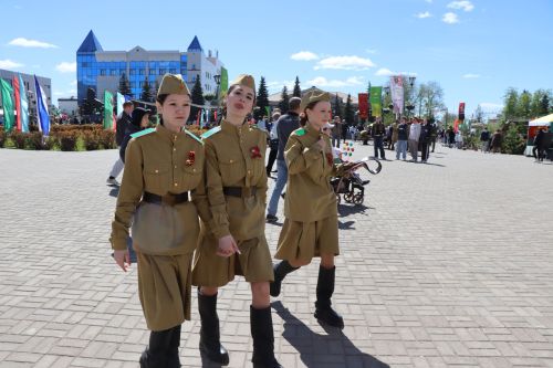 «Паровоз Победы» и лица героев: как в Нурлате отметили 9 Мая на центральной площади