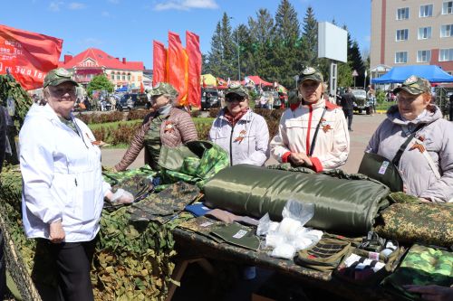«Паровоз Победы» и лица героев: как в Нурлате отметили 9 Мая на центральной площади