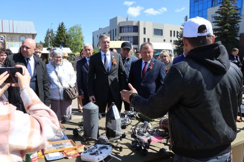 «Паровоз Победы» и лица героев: как в Нурлате отметили 9 Мая на центральной площади
